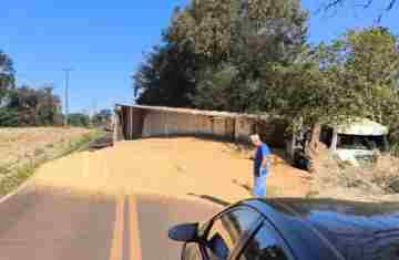 Campo Bonito – Carreta carregada com milho tomba na PR 474